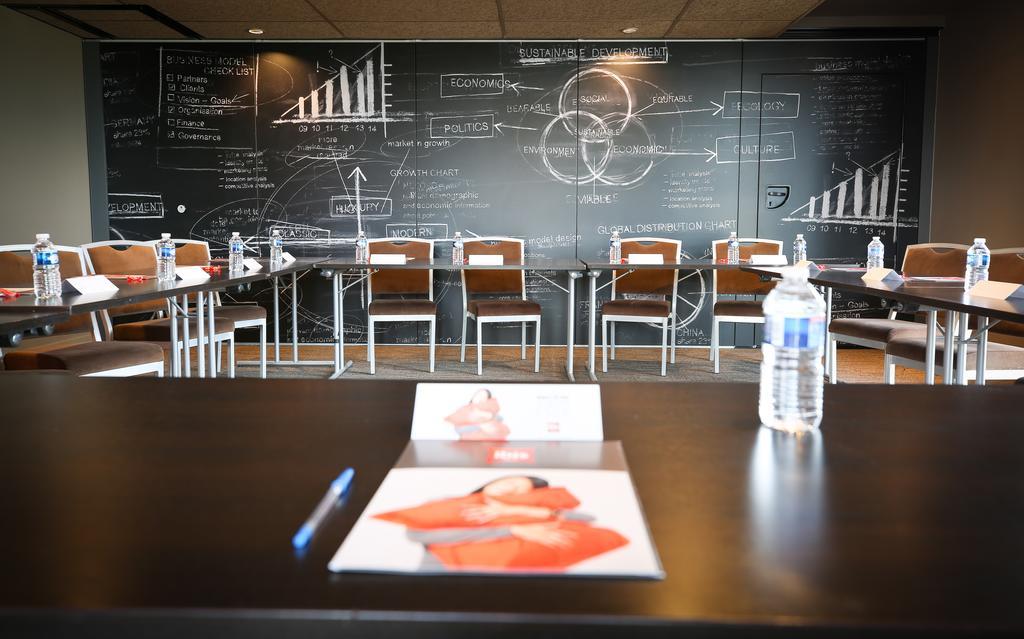 Hotel Ibis Niort Est Mendes France Esterno foto