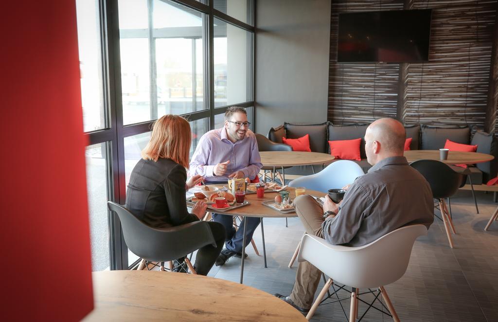 Hotel Ibis Niort Est Mendes France Esterno foto