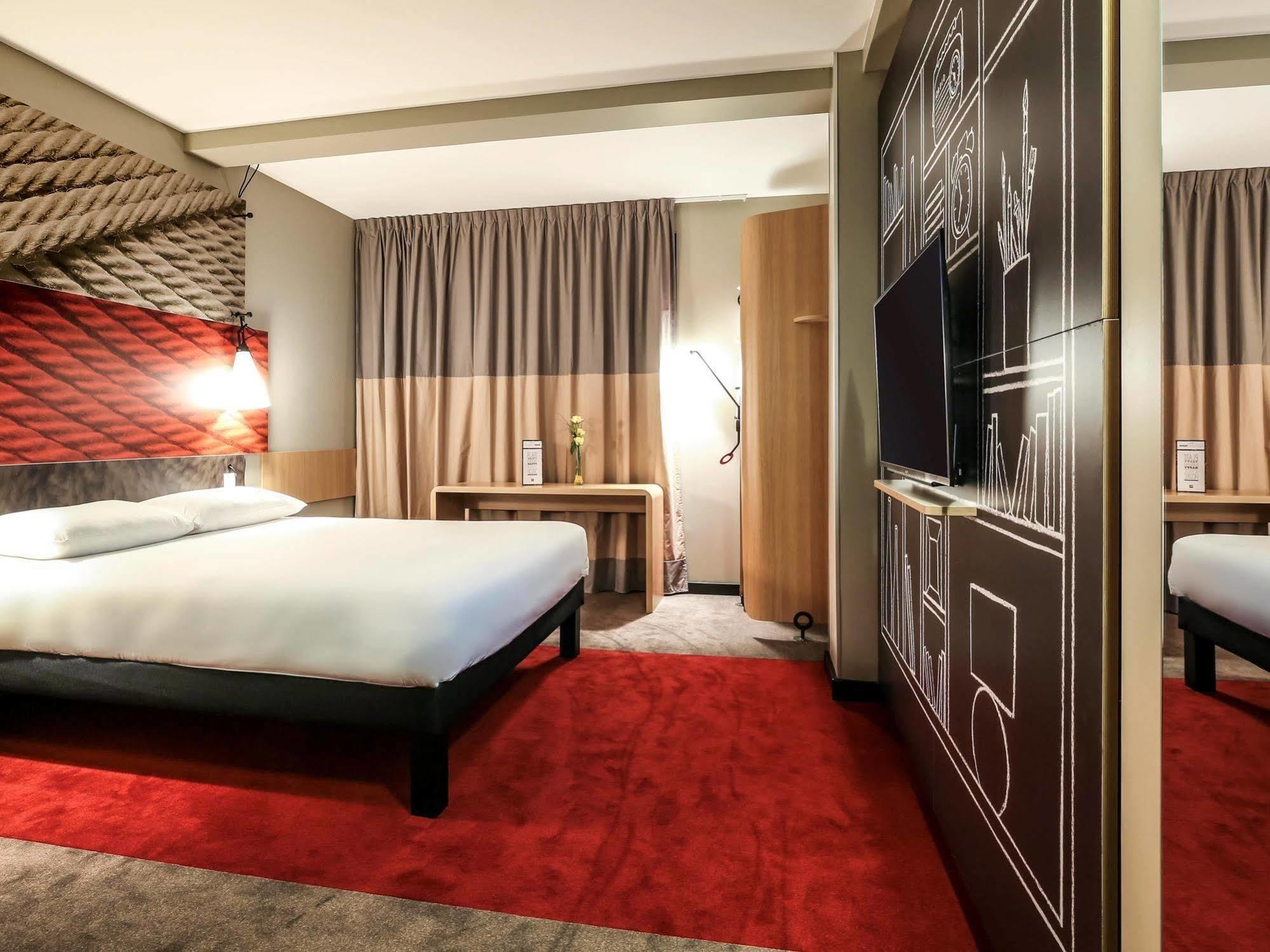 Hotel Ibis Niort Est Mendes France Esterno foto