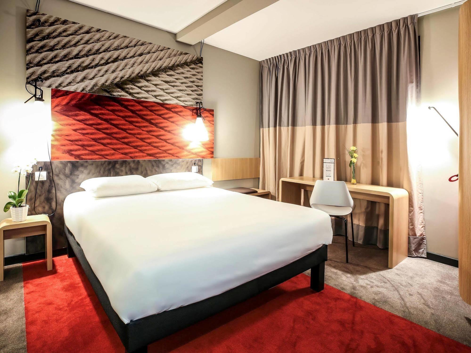 Hotel Ibis Niort Est Mendes France Esterno foto