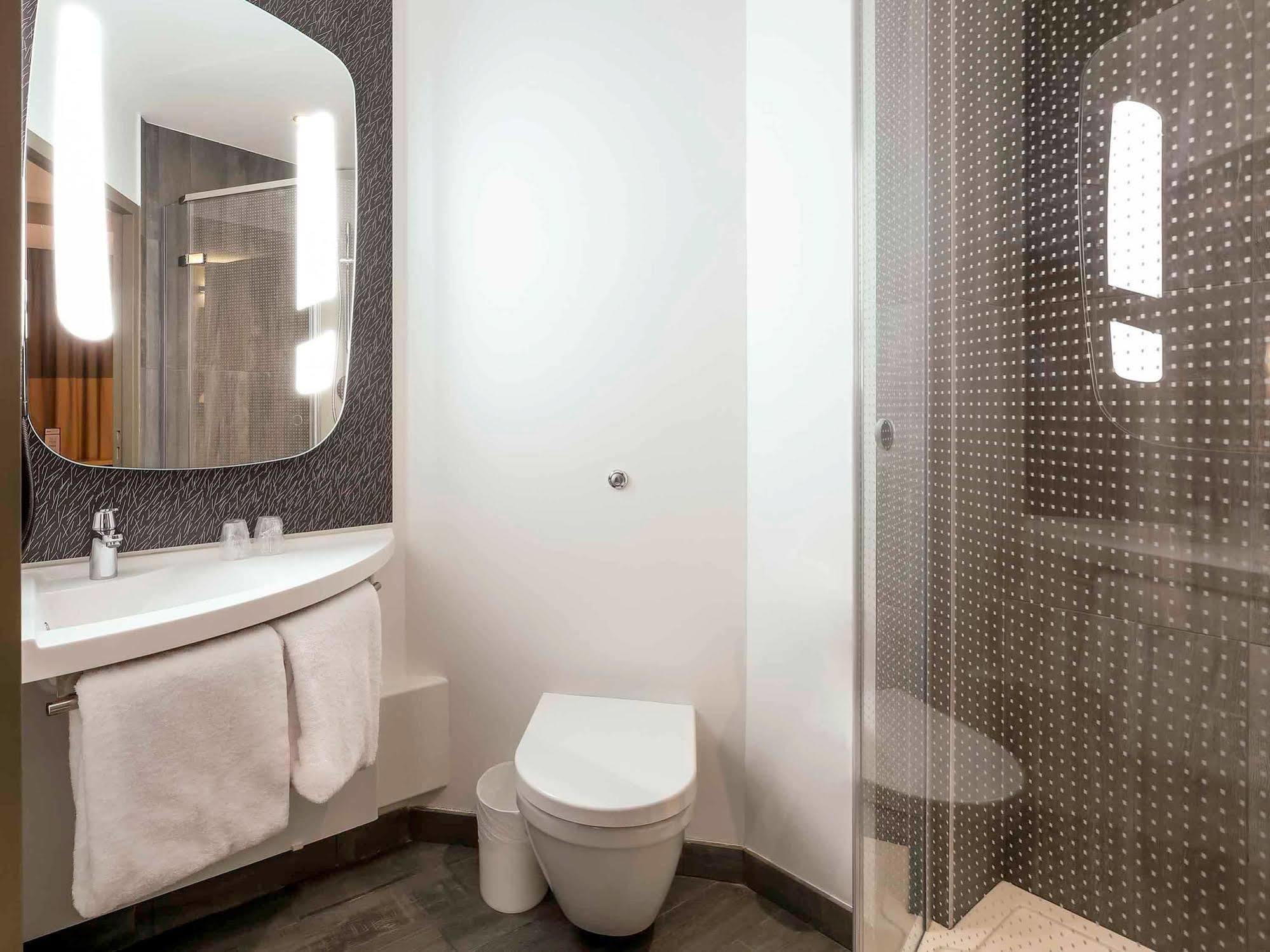 Hotel Ibis Niort Est Mendes France Esterno foto