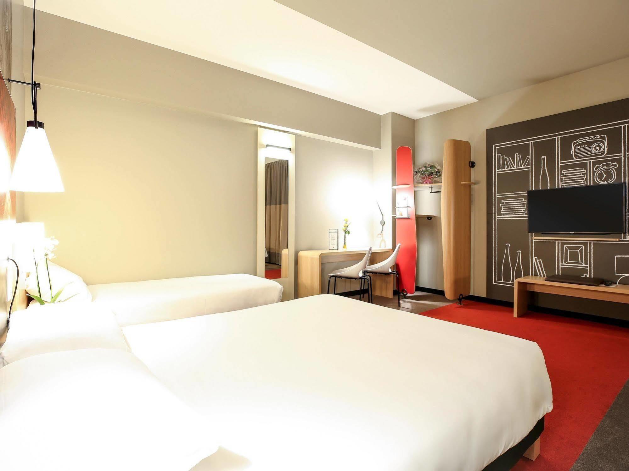 Hotel Ibis Niort Est Mendes France Esterno foto