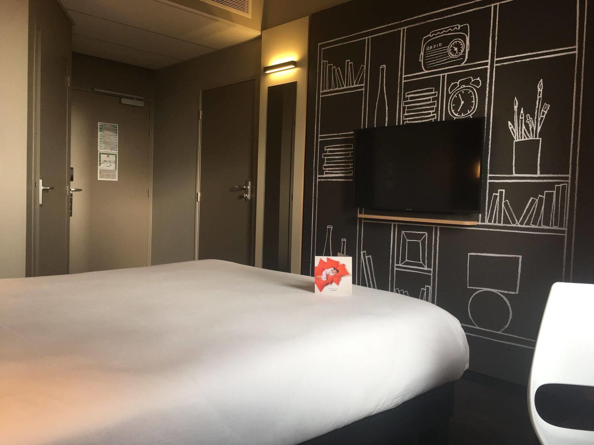 Hotel Ibis Niort Est Mendes France Esterno foto