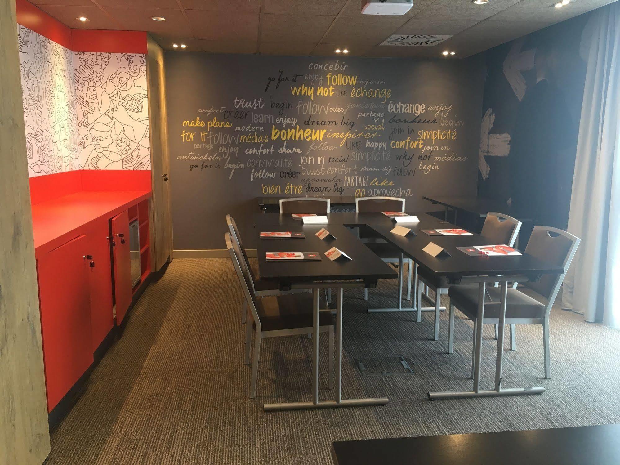 Hotel Ibis Niort Est Mendes France Esterno foto