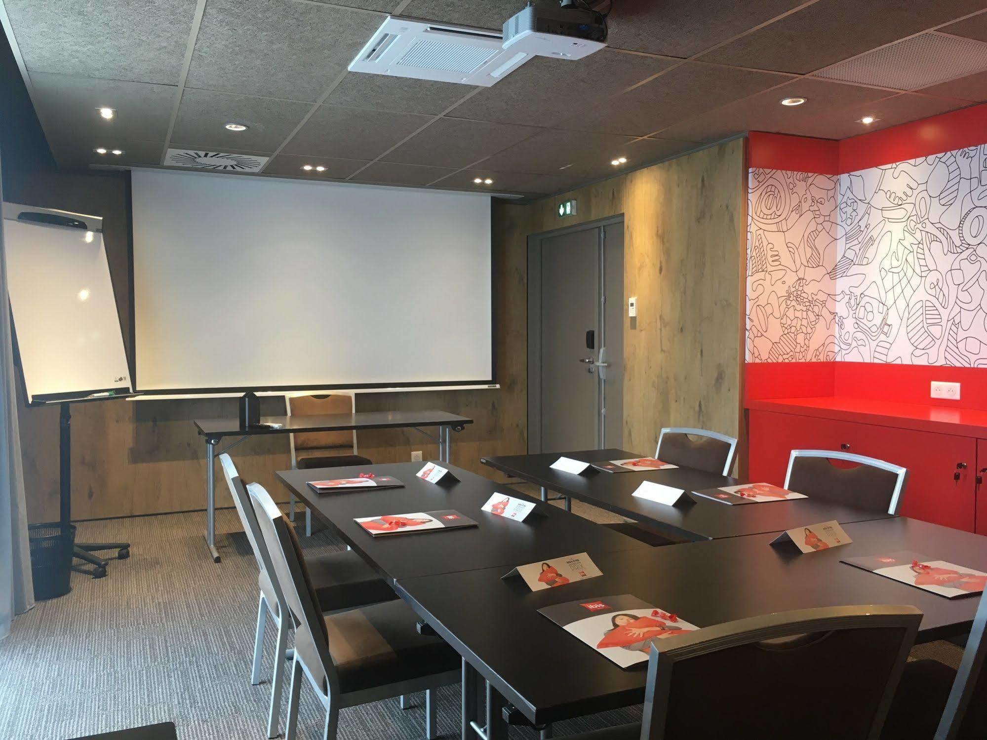 Hotel Ibis Niort Est Mendes France Esterno foto
